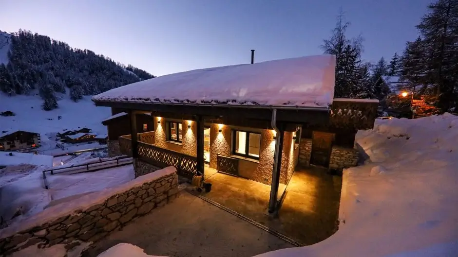 Chalet Montaska sous la neige avec terrasse ensoleillée