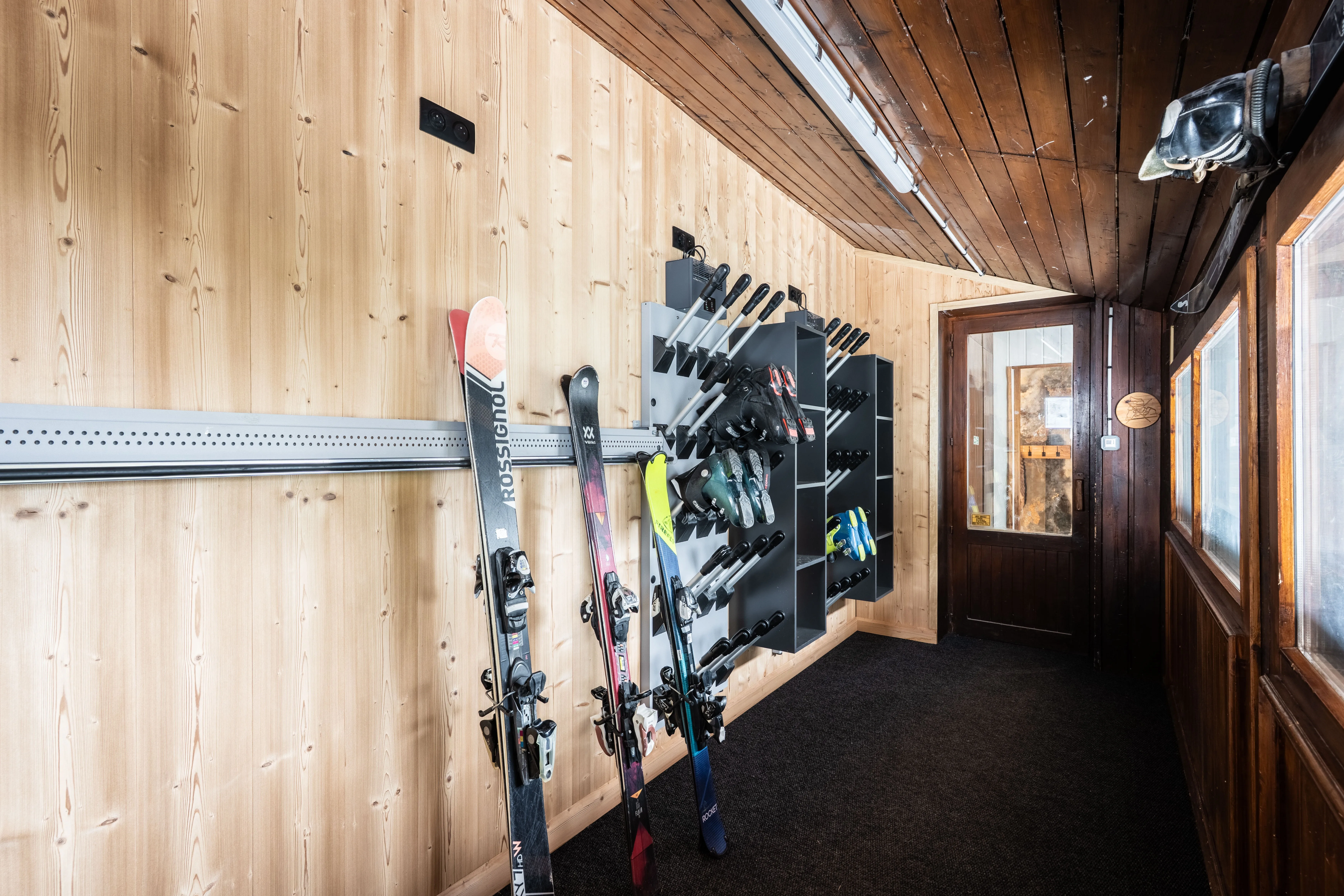 Skiroom équipé, salon confortable et paniers de bienvenue